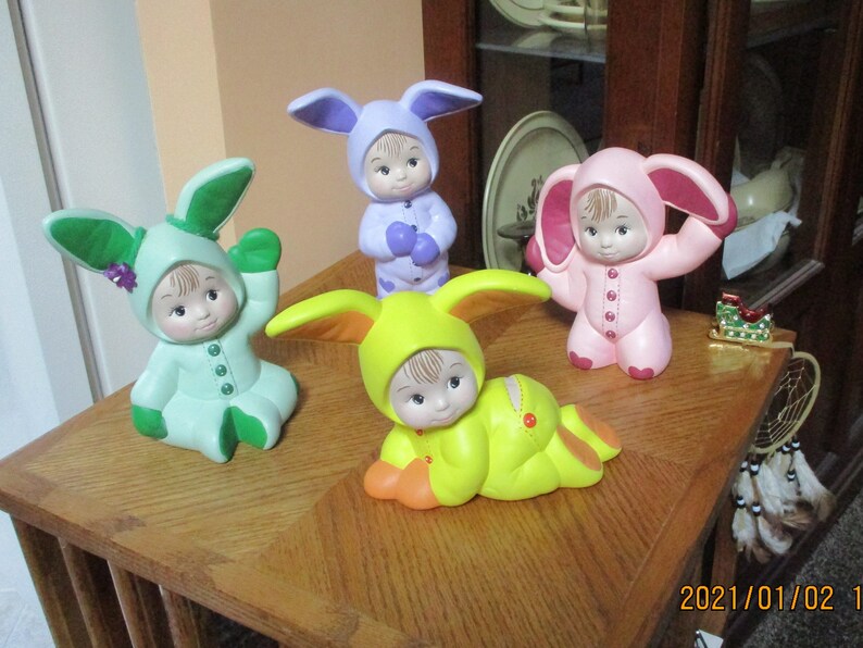 4 Bambins en porcelaine de couleur rose vert jaune et/ou lilas-Bébé/Bambin en couchette de lapin avec siège rabattable 4 poses différentes 25 % de remise 4 image 1
