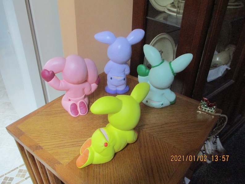 4 Bambins en porcelaine de couleur rose vert jaune et/ou lilas-Bébé/Bambin en couchette de lapin avec siège rabattable 4 poses différentes 25 % de remise 4 image 2