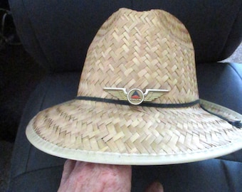 Men&#39;s Beige Woven Straw Hat: Delta Style with Wings Pin