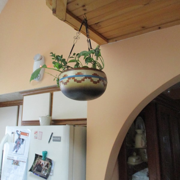 Maceta colgante de cerámica azteca, tamaño mediano, con perchas de metal negras, nueva en caja, decoración del suroeste, lista para regalar, colores tierra
