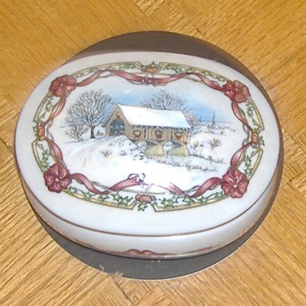 1991 Vintage porcelain music box "O Come All Ye Faithful" 1991 Heritage House-Excellent Christmas Gift Suggestion