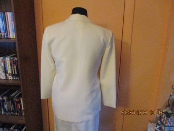 Fully Lined Soft White Blazer w 2 Lined Besom Poc… - image 5