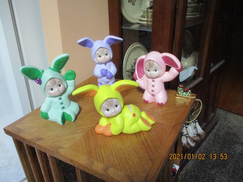 4 Bambins en porcelaine de couleur rose vert jaune et/ou lilas-Bébé/Bambin en couchette de lapin avec siège rabattable 4 poses différentes 25 % de remise 4 image 10