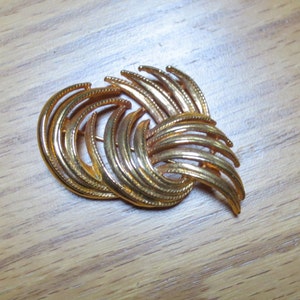 Mid Century Gold Filled Brooch: Retro Wheat Sheaf Pin