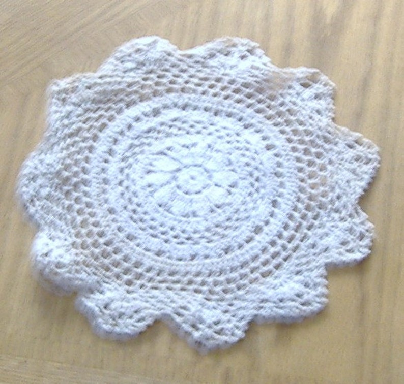 6 1940s to 1960s thread and yarn crocheted doilies different patterns colors Customer's Choice Excellent Vintage Decor FREE USA SHIPPING Bild 4