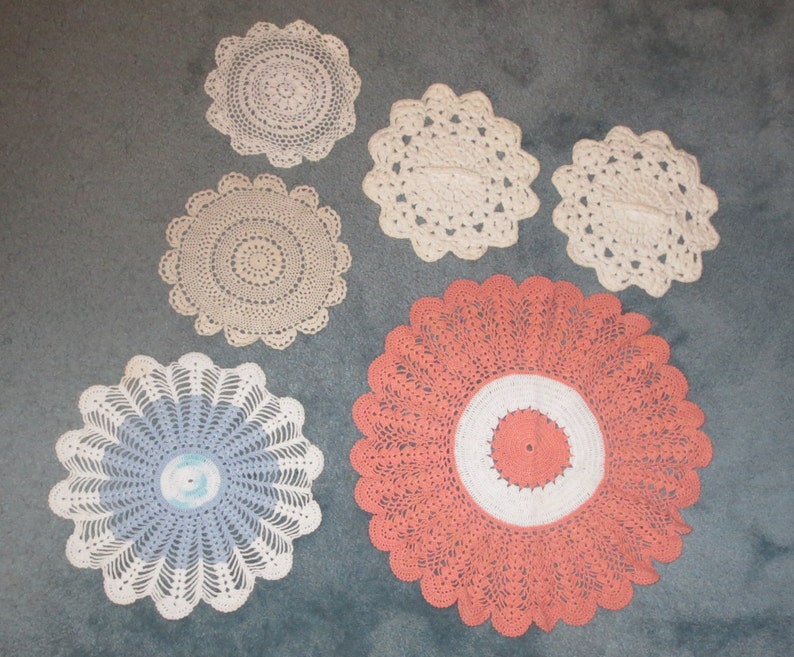 6 1940s to 1960s thread and yarn crocheted doilies different patterns colors Customer's Choice Excellent Vintage Decor FREE USA SHIPPING Bild 1