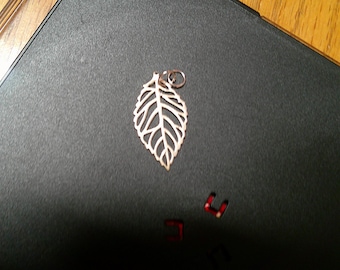Zilveren bladhanger/bedel met uitgesneden blad, klaar voor je favoriete ketting