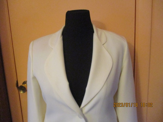 Fully Lined Soft White Blazer w 2 Lined Besom Poc… - image 4