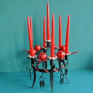 Schwedischer Vintage 1980er Schwarzer Eisen Metall TOARP-KRONE Kerzenhalter für 7 kleine Kerzen mit Weihnachtsdekoration und roten Holzschweinen