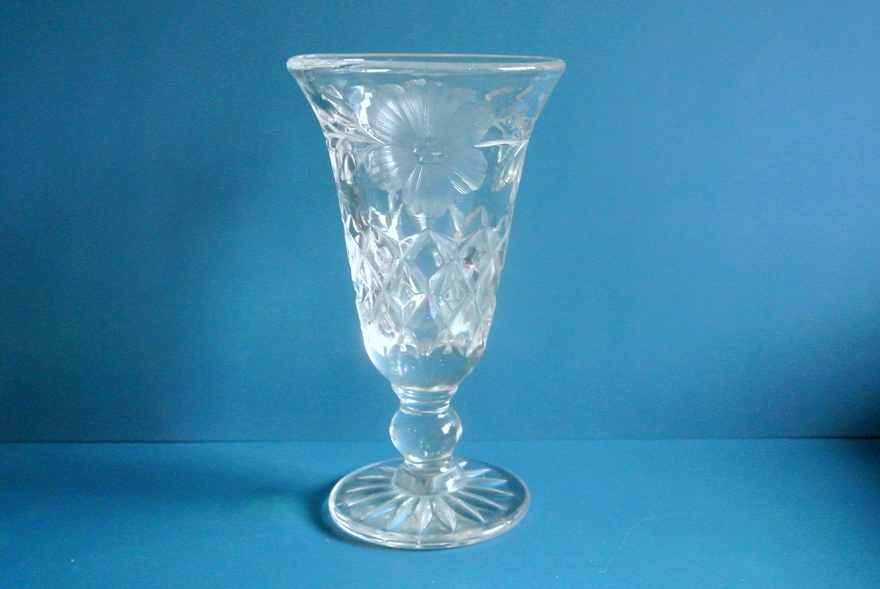 1940年代のヴィンテージ透明ガラス花瓶：チェック柄の花のデザイン