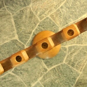 Candelabro vintage de madera de abeto hecho a mano: candelabro sueco firmado imagen 4