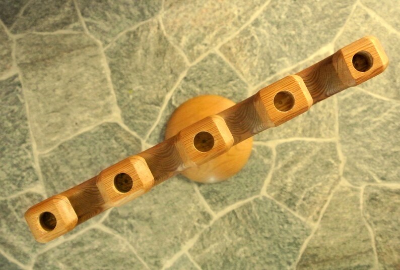 Candelabro vintage de madera de abeto hecho a mano: candelabro sueco firmado imagen 4