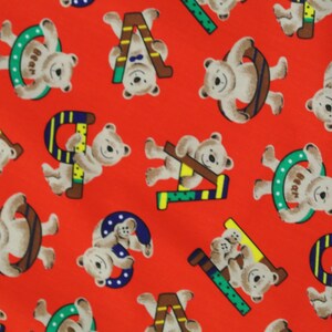Sueco vintage 1970s algodón sin usar / cortina sintética valance con los niños multicolor impreso oso / patrón de letra en fondo rojocolor