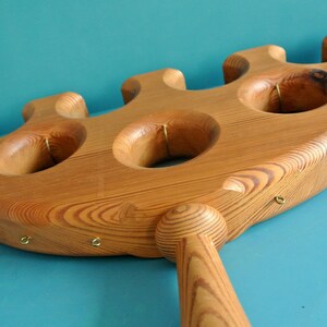 Candelabro vintage de madera de abeto hecho a mano: candelabro sueco firmado imagen 5