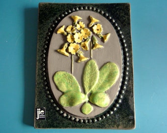 Swedish vintage 1960s jie Gantofta small ceramic wall plaque with green/ yellow Cowslip motive (Närkes landscapeflower), design by Aimo