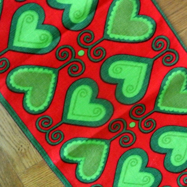 Vintage suédois des années 1960 imprimé coton design de Noël nappe runner avec motif vert lime / cœur vert sur rouge couleur de fond
