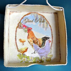 Vintage 1950er Jahre Metall Serviettenhalter Behälter mit schönem Hahn / Huhn / Henne Motiv und schwedischen GLAD PÅSK (Frohe Ostern) Text