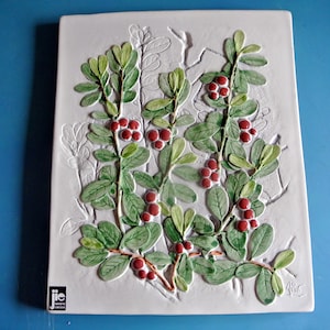 Swedish vintage 1970s jie Gantofta larger bone white ceramic wall plaque with red/ green lingonberries motive, design by Aimo