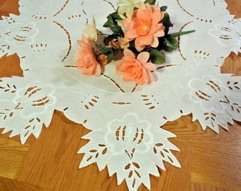 vintage des années 1970 plus grande nappe ovale blanche en coton avec un joli motif de broderie de fleurs découpées à couture plate