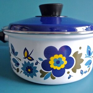 Vintage geëmailleerde kookpan uit de jaren 70: wit met blauw bloemendecor
