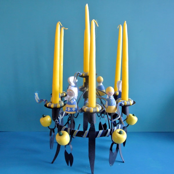 Svedese vintage 1980s nero ferro metallo TOARP-CROWN portacandele per 7 candele con blu / giallo svezia-colore abiti decorazione figure bambola di legno