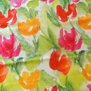 Peut inclure: Un tissu avec un motif floral à l'aquarelle. Le motif présente des fleurs rouges, oranges et roses en forme de tulipes avec des feuilles vertes sur un fond jaune clair. Le style rappelle une œuvre d'art peinte.