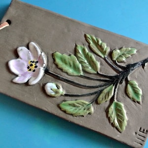 Kleine schwedische Vintage 60er Jahre BROMMA Keramik Wandplatte mit Fjällsippa Motiv, Lappland Landschaft Blume, signiert NIE (Ninnie)