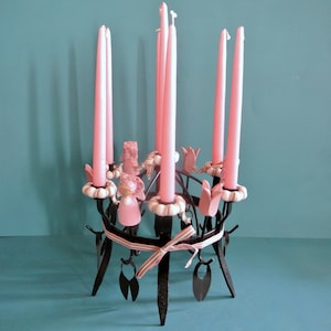 Schwedischer Vintage 1980er Schwarzer Eisen Metall TOARP-KRONE Kerzenhalter für 7 kleine rosa Kerzen mit rosa Holzfiguren/ Tulpenblumen/Kränze Dekor