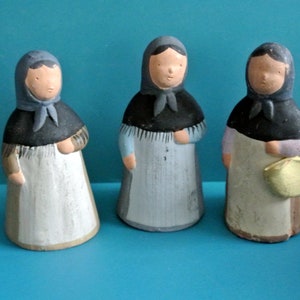 Zestaw 3 małych szwedzkich figurek z lat 70. XX wieku, ręcznie wykonanych, wielokolorowych, ceramicznych, przedstawiających staruszkę z Ibizy w tradycyjnych codziennych strojach, autorstwa Irmy Yourstone