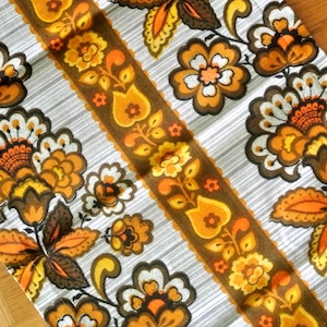 Zweedse tafelloper met retro bloemen uit de jaren 60: oranje en bruine bloemen