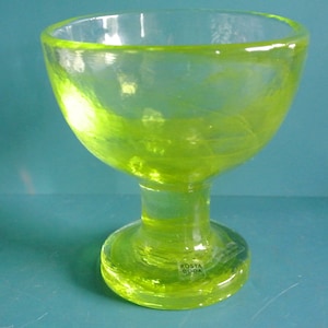 Schweden Vintage 1970er Kosta Boda Ulrica Hydman Vallien verwirbelte uranfarbene Pressglas Schale zu Fuß Mine-Kollektion mit Anhänger, 11,5 cm hoch