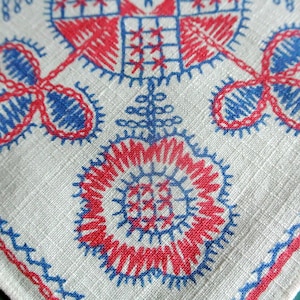 Swedish vintage 1950s printed small cotton design tablet tablecloth with pink/blue traditional Hallandssöm flower motive on white bottom