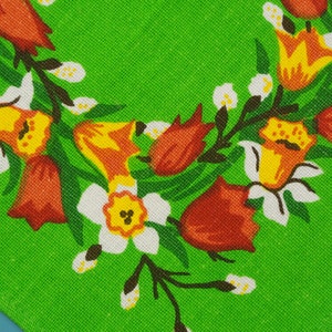 Könnte beinhalten: Nahaufnahme eines grünen Stoffes mit floralem Muster. Das Design zeigt orangefarbene Tulpen, weiße Narzissen und kleine weiße Knospen. Die Blumen sind in einem kreisförmigen Muster auf dem grünen Hintergrund angeordnet.
