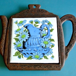 Base para olla caliente de porcelana sueca vintage de los años 50: diseño floral azul.