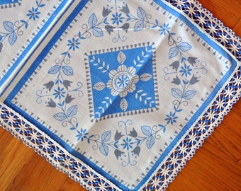 Swedish retro vintage 1950s printed cotton design tablecloth runner w conv. blue/ gray flower motive on white bottomcolor, blue/ white lace