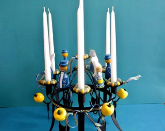 Candelabro sueco vintage TOARP-CROWN: hierro negro, muñecas de madera pintadas a mano