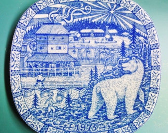 Lovely Swedish vintage Rörstrand porcelain plate from 1975 with printed Malmberget and bear Sweden decor design by G.N.(Gunnar Nylund)