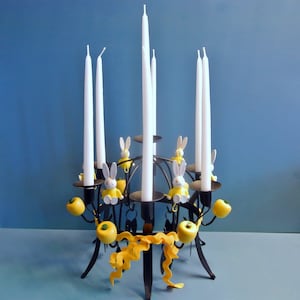 Schwedischer Vintage 1980er schwarzer Eisen Metall TOARP-KRONE Kerzenhalter für 7 kleine Kerzen mit gelben Ostern Dekor Holzfiguren/ Bobeeches
