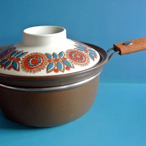 ヴィンテージ 1970 年代 ノルウェー ブラウン Figgio Flameware VULCANUS セラミック ストーンウェア ポットパン、ライトベージュのロックとマルチカラーの Astrid デザインモチーフ