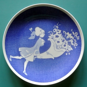 Plaque de suspension murale en porcelaine suédoise Gustavsberg vintage de 1988 avec proposition imprimée de 1700 cents Motif de gentleman par EINAR NERMAN