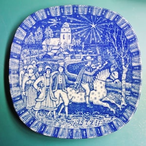 Lovely Swedish vintage Rörstrand porcelain plate from 1972 with printed Dala fiddler on horse, Sweden motive design by G.N. (Gunnar Nylund)