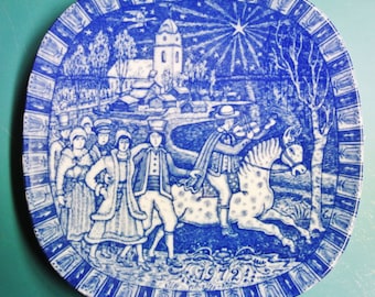 Lovely Swedish vintage Rörstrand porcelain plate from 1972 with printed Dala fiddler on horse, Sweden motive design by G.N. (Gunnar Nylund)