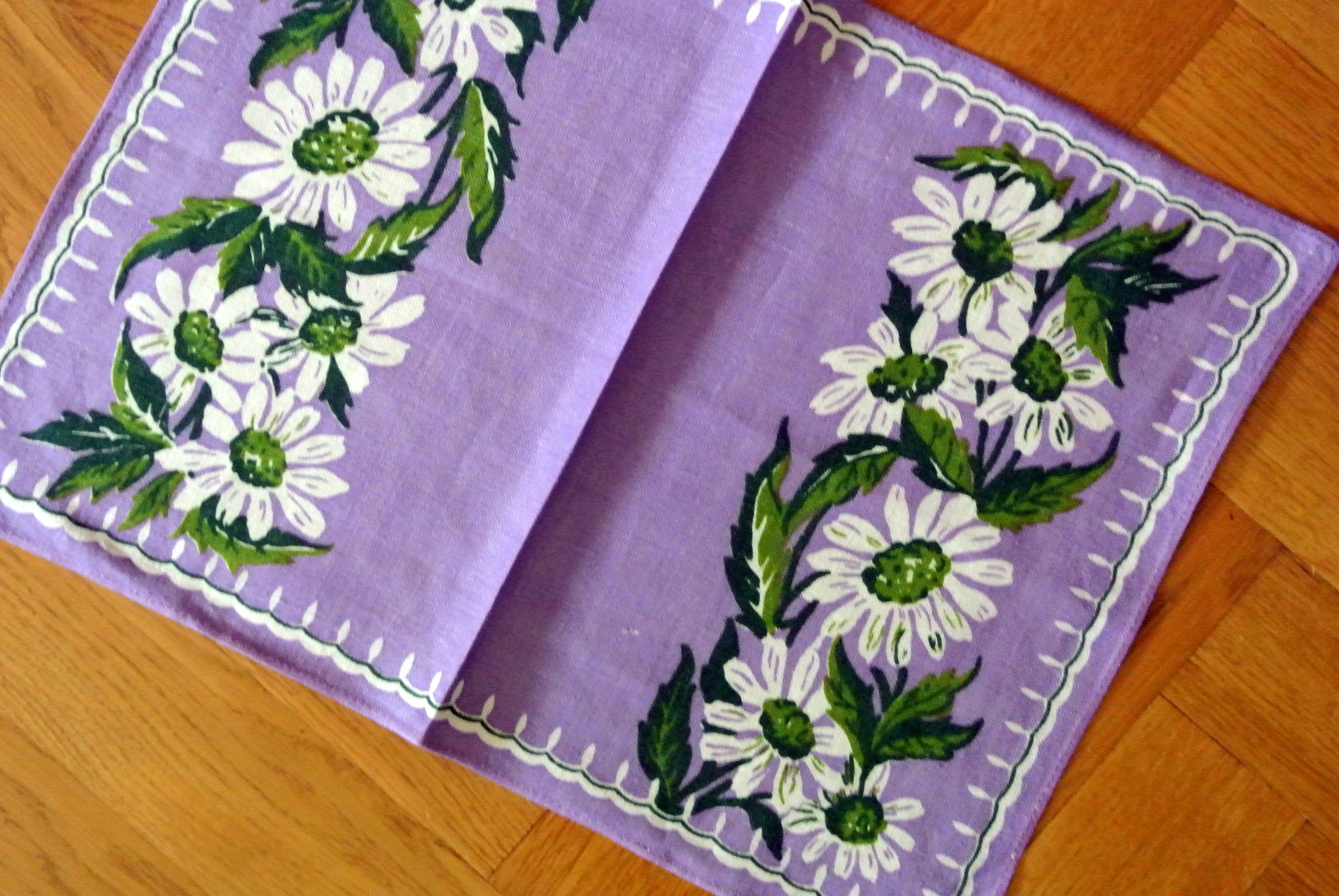 1950年代のヴィンテージスウェーデンリネンテーブルクロス：紫の花柄
