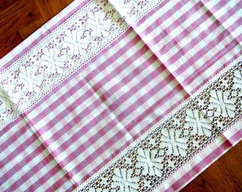 Cortina de cozinha vintage dos anos 70 em algodão xadrez rosa com detalhes em renda.