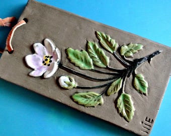 Placa de pared de cerámica sueca vintage: Arte floral BROMMA Fjällsippa de los años 60