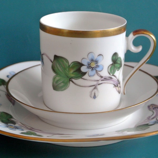 Vintage suédois des années 1960 haute qualité Hackefors porcelaine tissu os blanc café-tasse avec assiette et anémone bleue (blåsippa) décor