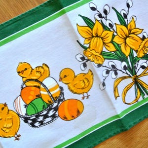 Caminho de mesa de Páscoa sueco vintage dos anos 1970: estampa de narciso e galinha