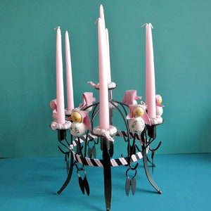 Schwedische vintage 1980er Jahre schwarze Eisen Metall TOARP-CROWN Kerzenhalter für 7 kleine rosa Kerzen mit rosa Holzfiguren/ Kränzen Dekor