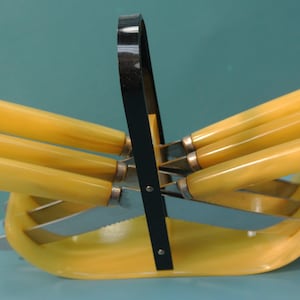 ART DECO Cosecha alemana de la década de 1940 probada en plástico de baquelita amarillo / negro arremolinado solingendesign conjunto de cuchillos de frutas con soporte