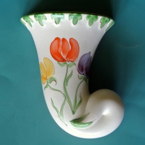 Swedish vintage 1930/40s Gustavbergs creamewhite porcelain wall-vase with handpaited sweet pea flower decor, marked Gustavsberg handpainted